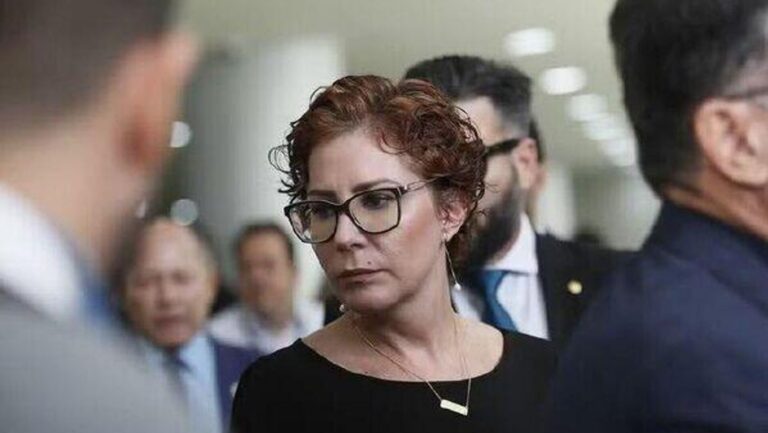 Câmara dos Deputados rejeita cassação do mandato de Carla Zambelli por condenação pelo STF