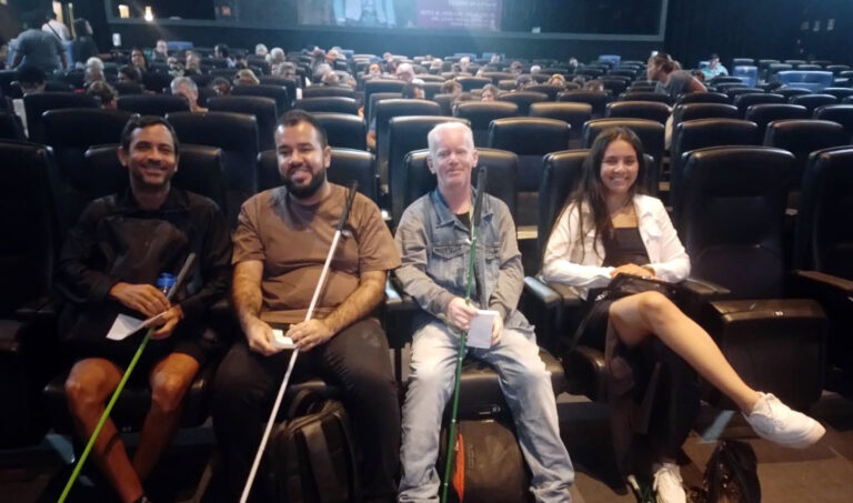Prefeitura leva pessoas com deficiência para sessão gratuita de cinema no CineSesc