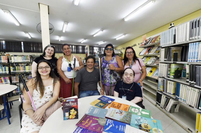 Pessoas com deficiência visual participam do Clube do Livro na Biblioteca Monteiro Lobato