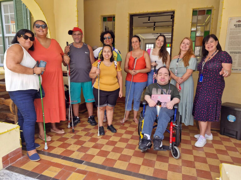 Alunos com deficiência visual visitam Biblioteca Monteiro Lobato e Casarão da Nossa História