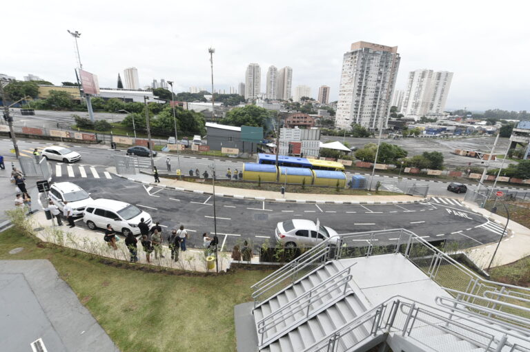 Prefeitura entrega bolsão de veículos no Itapegica para melhorar trânsito e ampliar segurança de pedestres e motoristas