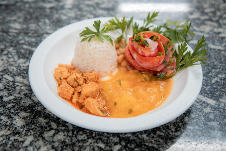 Prefeitura oferece cardápios saudáveis elaborados por nutricionistas a estudantes da rede municipal