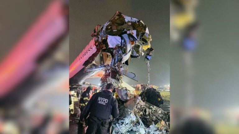 Colisão em aeroporto de Nova York mata comandante e copiloto