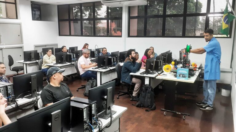 Professores da rede pública participam de seminário de robótica oferecido pela Prefeitura