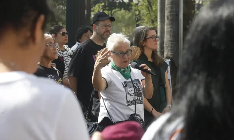 Mulheres estão perdendo o direito de ir e vir, diz Amelinha Teles