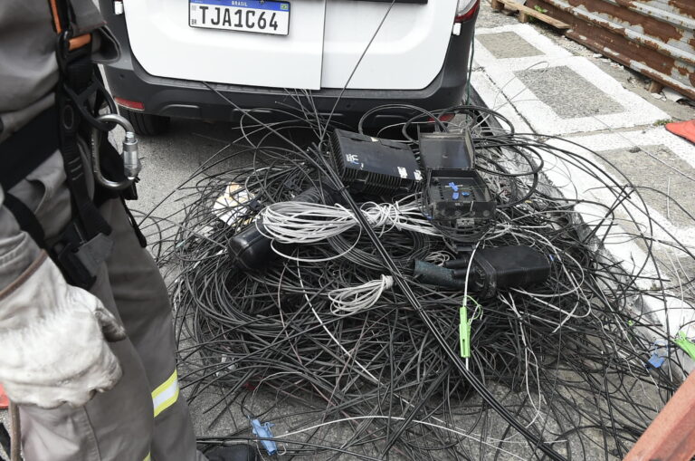 Guarulhos remove quatro toneladas de cabos irregulares em postes da cidade neste 1º trimestre