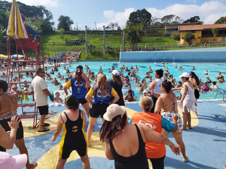 Idosos do projeto Ativação 60+ curtem dia de piscina com atividades aquáticas