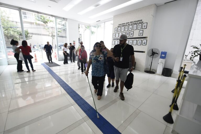 Deficientes visuais visitam Centro de Apoio Técnico para Pessoas com Deficiência em delegacia seccional
