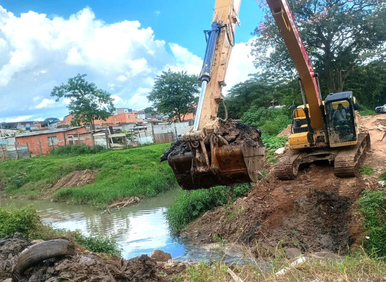 Prefeitura promove limpeza e desassoreamento do córrego Tanque Grande