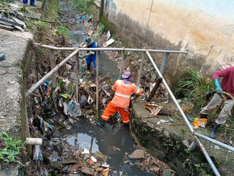 Prefeitura promove limpeza de travessias na região do Taboão