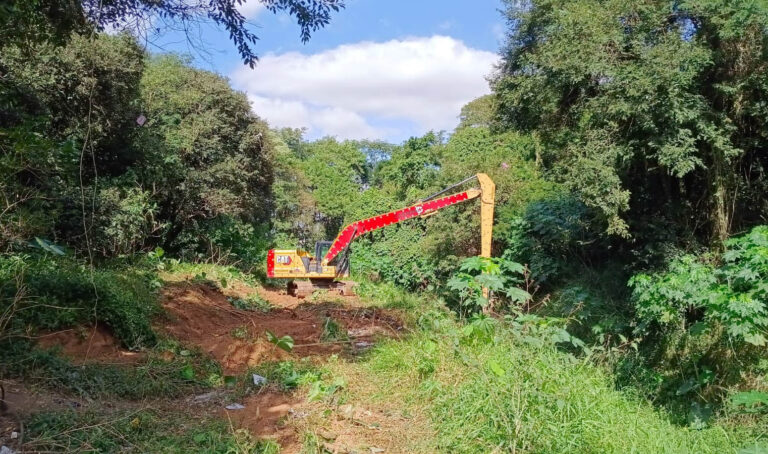 Prefeitura realiza desassoreamento de trecho do córrego Tanque Grande