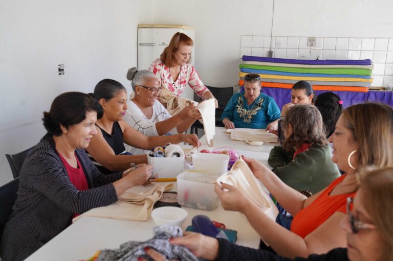 Assistidas pela Casa da Mulher Vila Galvão participam de oficina de customização de ecobags