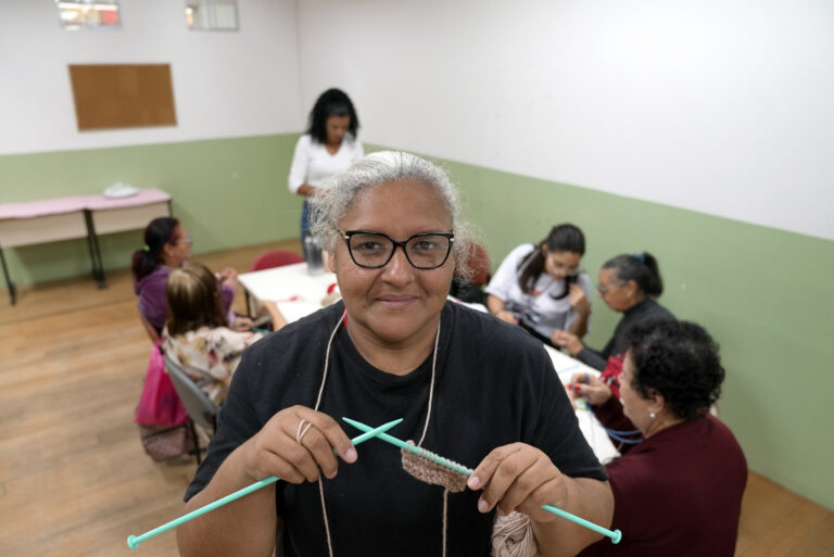 Assistidas pela Casa da Mulher Pimentas buscam geração de renda e bem-estar em oficina de touca e gola