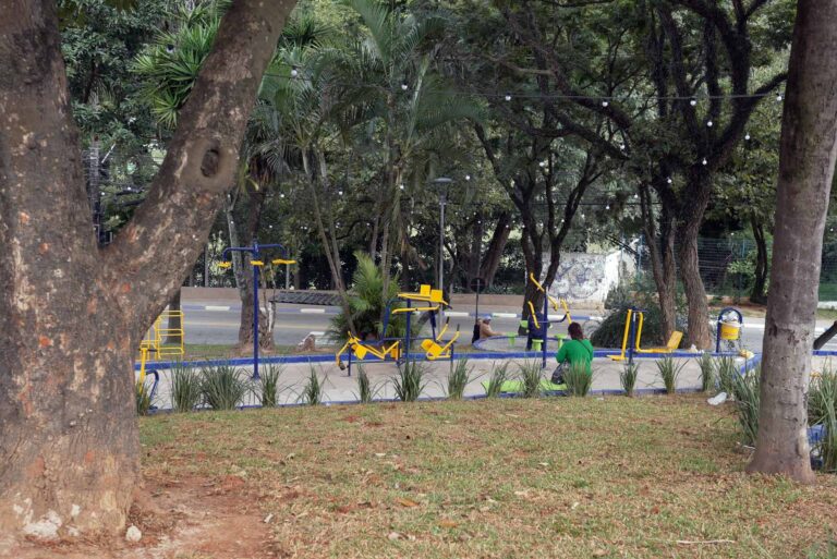 Prefeitura entrega revitalização de praça na região do Taboão