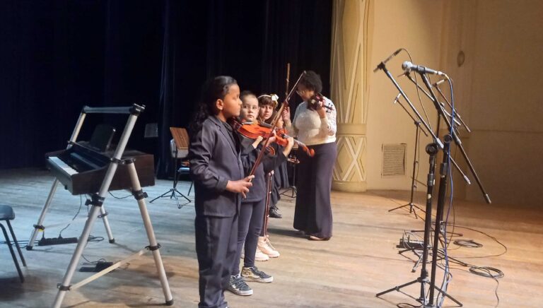 Conservatório Municipal apresenta recital de encerramento do Projeto Violino Suzuki no Teatro Padre Bento