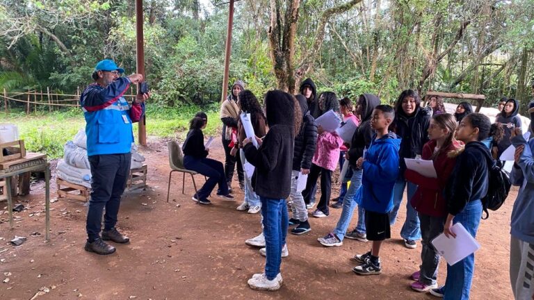 Alunos de escola estadual visitam Horto Florestal de Guarulhos para aprender sobre plantas e solo