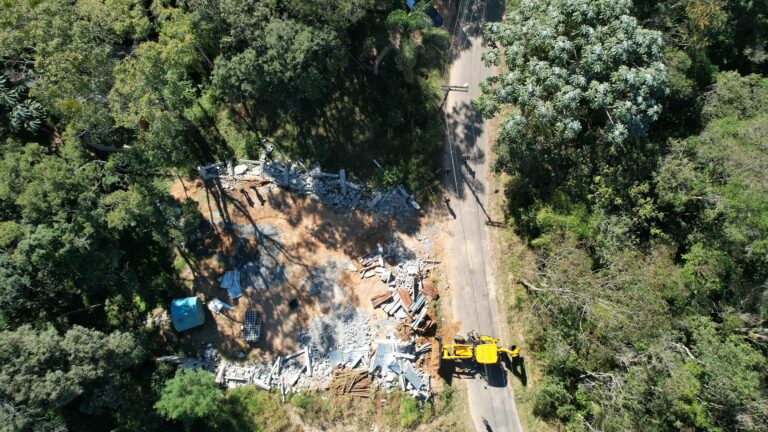 Força-tarefa do Governo do Estado demole edificações clandestinas em área de proteção do Parque Itaberaba