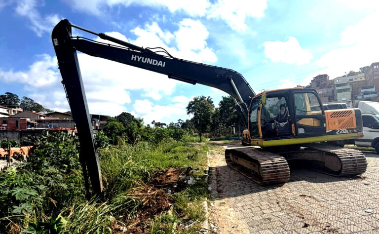 Prefeitura realiza o desassoreamento e limpeza de córrego na Vila Operária