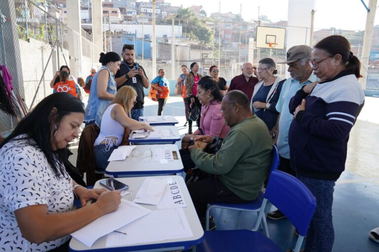 Idosos recebem carteira que garante descontos no valor de passagens interestaduais